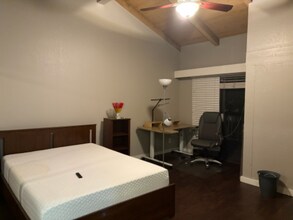 21372 Brookhurst St in Huntington Beach, CA - Building Photo - Building Photo