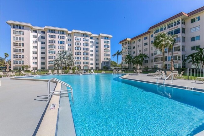 632 Edgewater Dr in Dunedin, FL - Foto de edificio - Building Photo