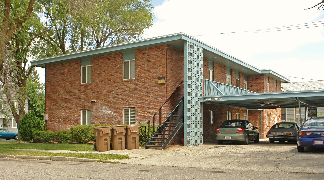 5222 N Regal St in Spokane, WA - Foto de edificio