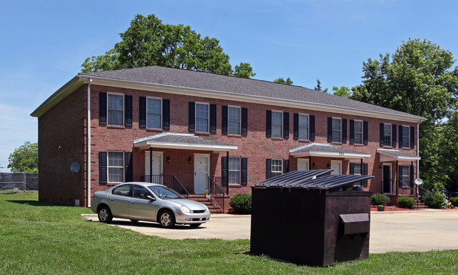 Leslie's Fashion House in Graham, NC - Foto de edificio - Building Photo