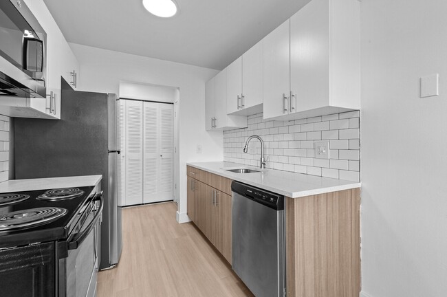 Bloomfield Square Apartments - Auburn Hills, MI in Auburn Hills, MI - Building Photo - Building Photo