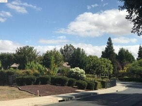 639 Pomona Dr in Brentwood, CA - Building Photo - Building Photo