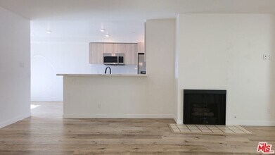 1650 S Bentley Ave, Unit 302 in Los Angeles, CA - Building Photo - Building Photo