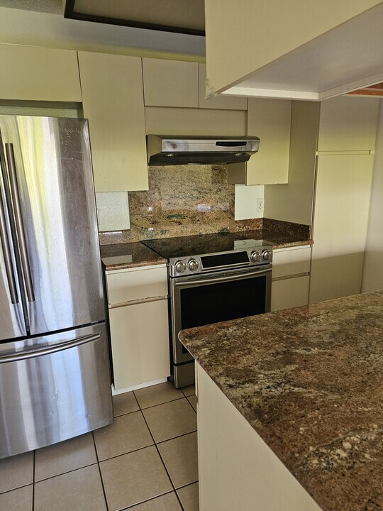 94-1074-1074 Paawalu St in Waipahu, HI - Building Photo