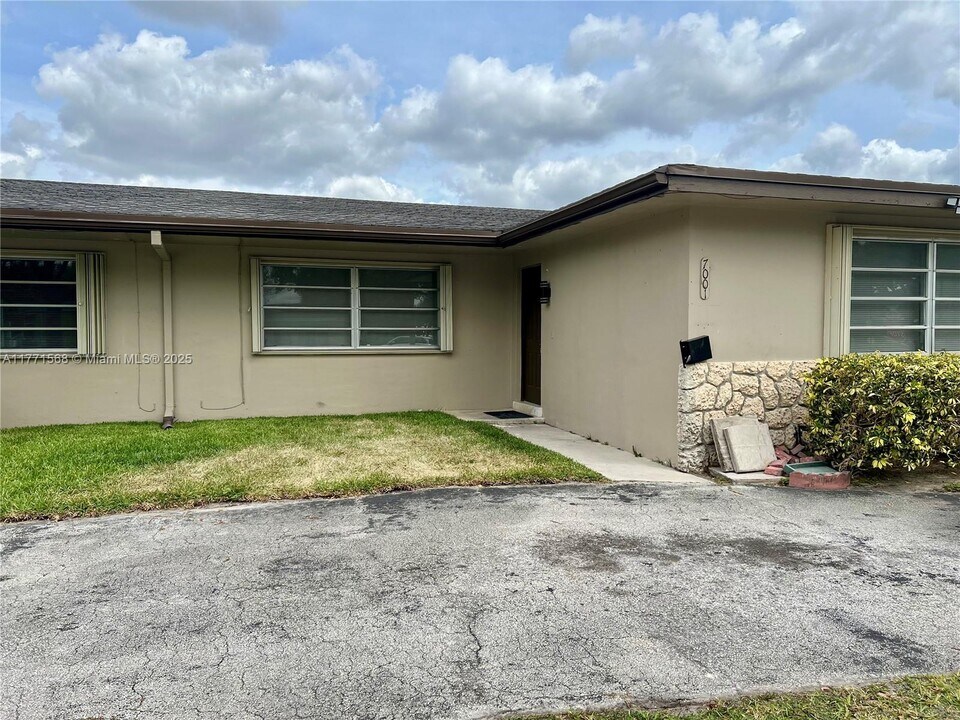 7001 NW 15th St in Plantation, FL - Building Photo