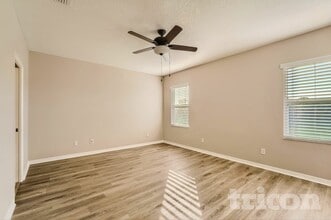 33164 Whisper Pointe Dr in Wesley Chapel, FL - Foto de edificio - Building Photo