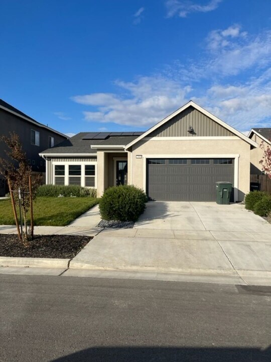2368 W Heather Ln in Hanford, CA - Building Photo