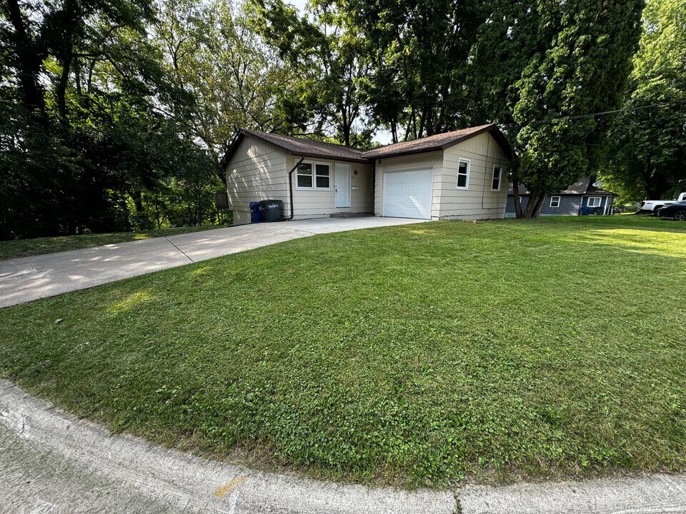 702 30th St-Unit -A in Bettendorf, IA - Building Photo