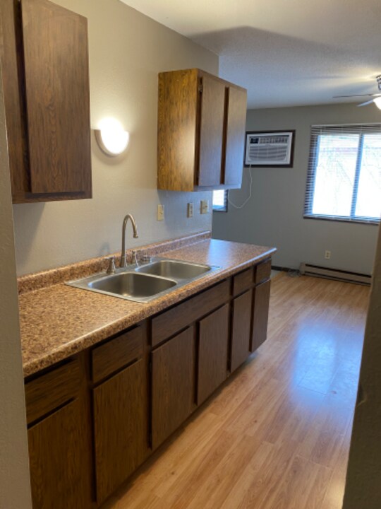 501 W 8th Ave in Webster, SD - Building Photo