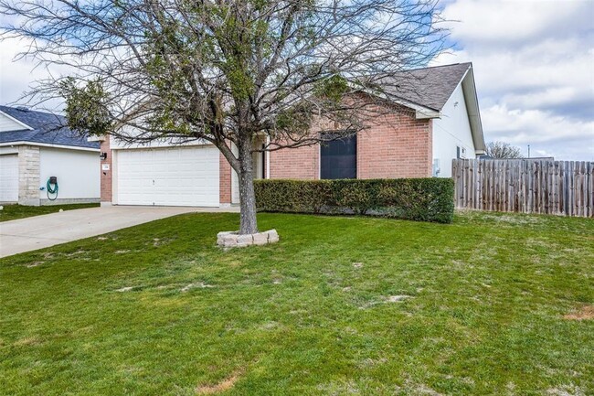 214 Sylvan St in Hutto, TX - Building Photo - Building Photo