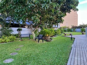 3045 Ala Napuaa Pl in Honolulu, HI - Foto de edificio - Building Photo