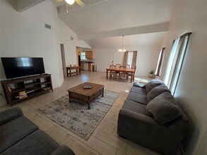 1124 Comanche Cove Dr in Granbury, TX - Building Photo - Building Photo