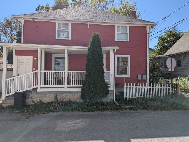131 1/2-131-132 E Pleasant St