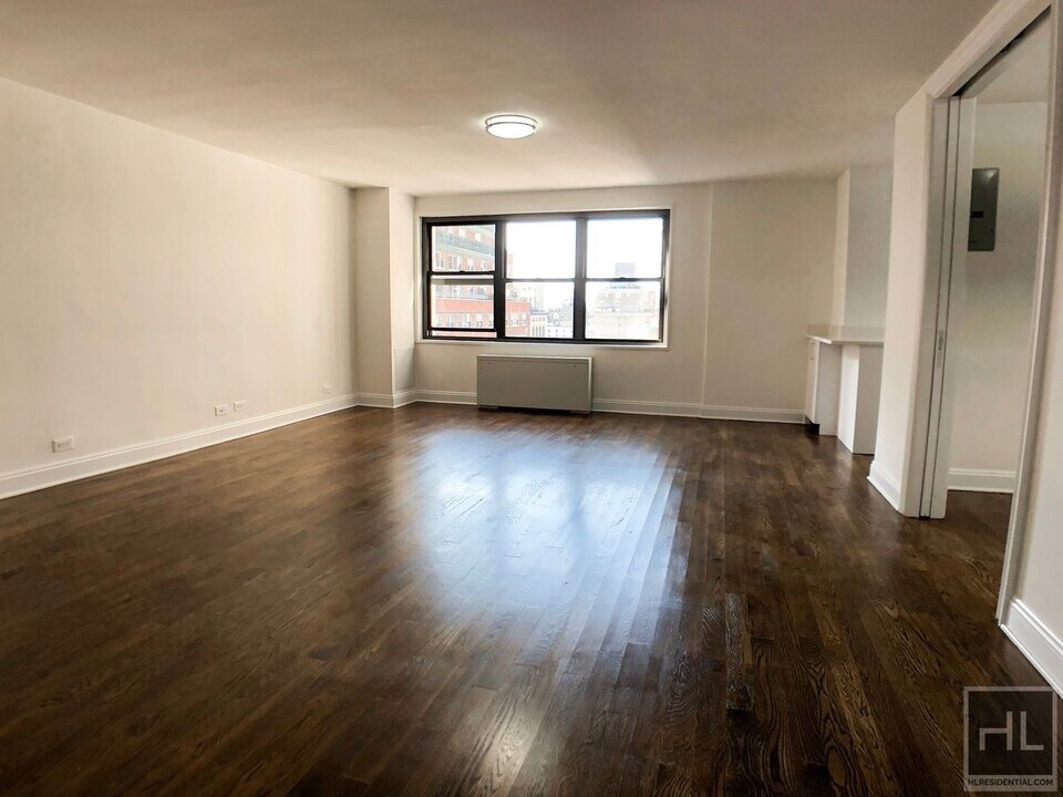 5 AVENUE in New York, NY - Building Photo