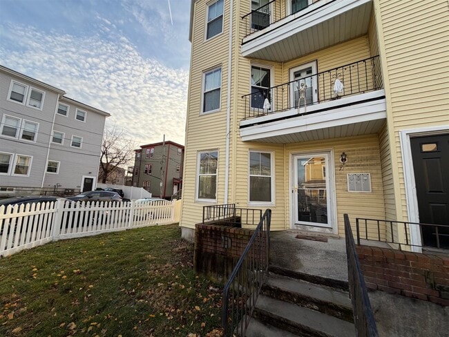 71 Winchester St, Unit 1 in Medford, MA - Foto de edificio - Building Photo