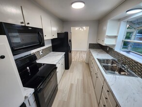 950 SE 6th Ave in Oak Harbor, WA - Building Photo - Building Photo