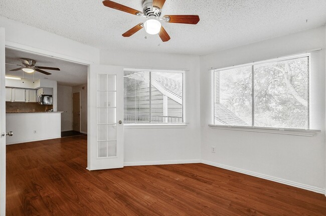 9823 Walnut St, Unit L304 in Dallas, TX - Building Photo - Building Photo