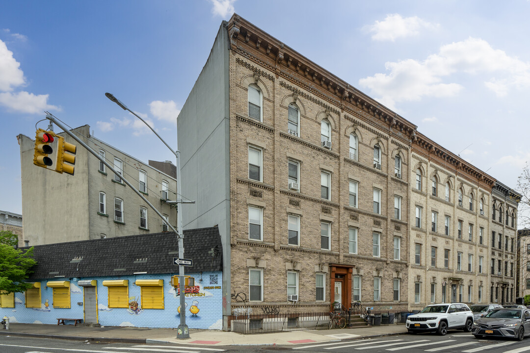 136 Engert Ave in Brooklyn, NY - Foto de edificio