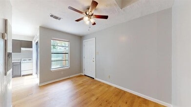 725 Peppertree Dr, Unit 1 in Bryan, TX - Foto de edificio - Building Photo