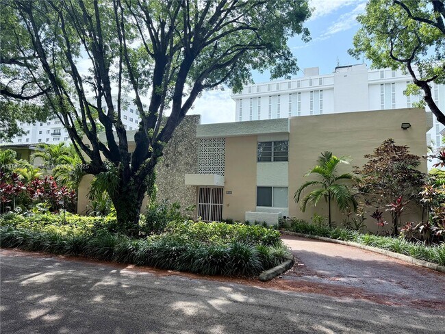 property at 1235 Mariposa Ave