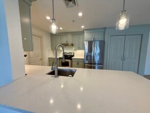 29 Maple St, Unit Unit H in Canton, MA - Foto de edificio - Building Photo