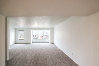 Lakeview Place in Cleveland, OH - Building Photo - Interior Photo