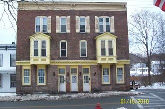 112-114 Church St in Hoosick Falls, NY - Foto de edificio - Building Photo