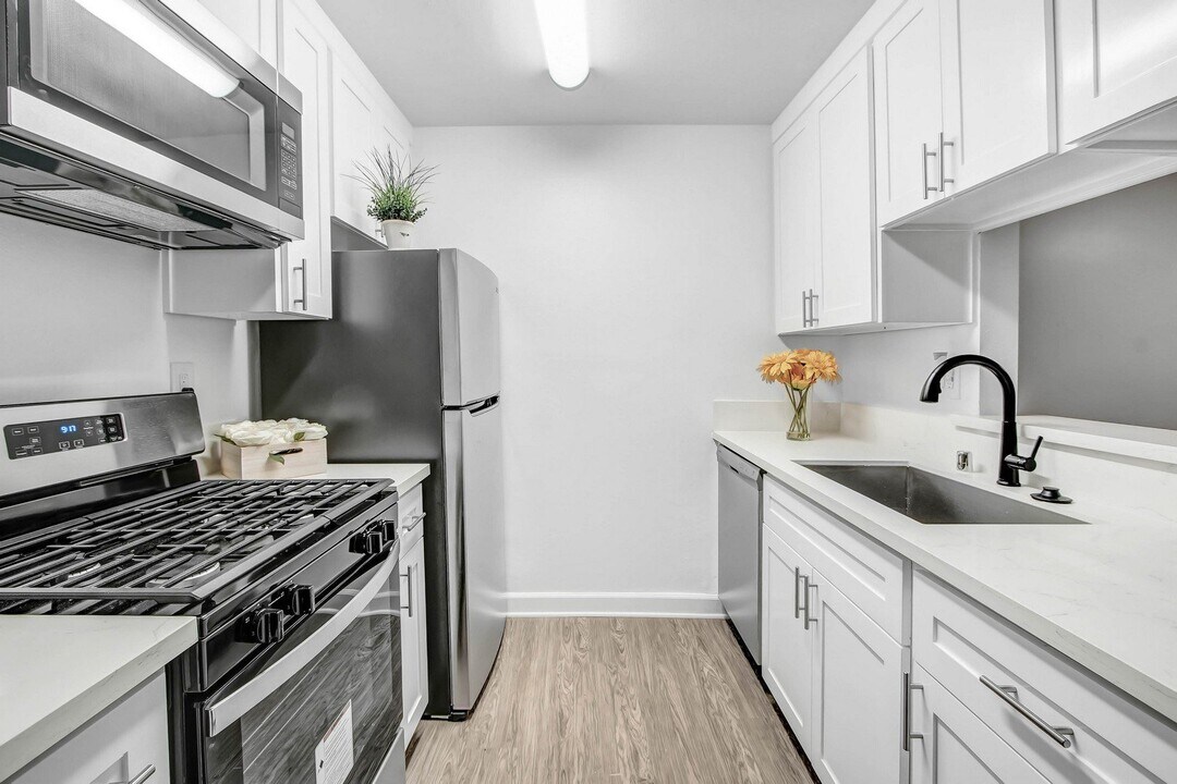 5830 Reseda Boulevard in Tarzana, CA - Building Photo
