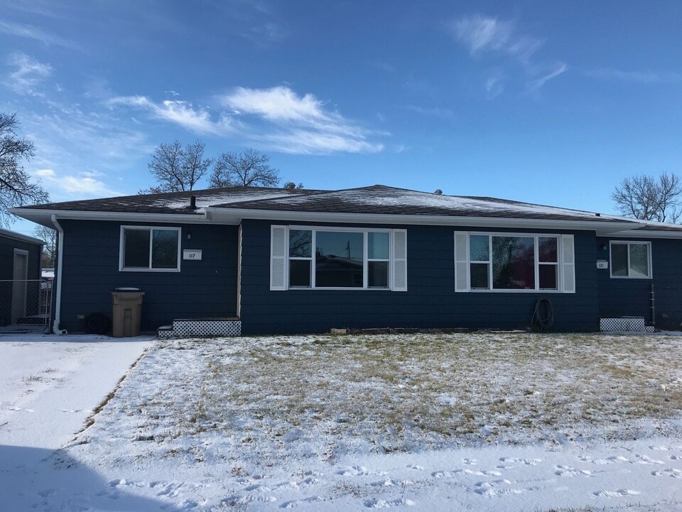 117 20th St NW in Minot, ND - Building Photo