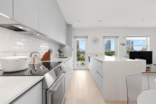 363 Washington Ave in Miami Beach, FL - Building Photo