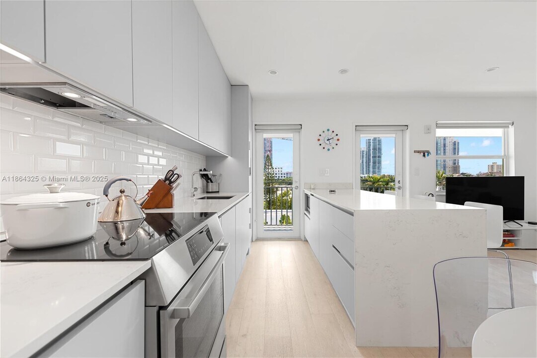 363 Washington Ave in Miami Beach, FL - Building Photo