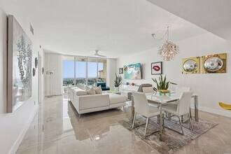 2640 Lake Shore Dr in Riviera Beach, FL - Building Photo - Building Photo