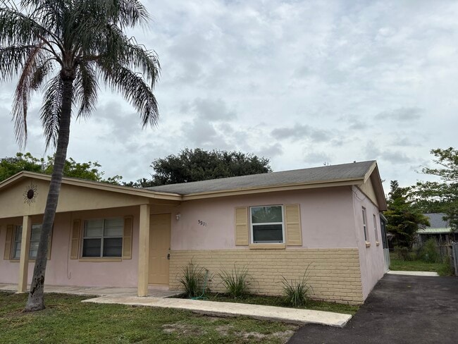 property at 5901 S 38th Ct