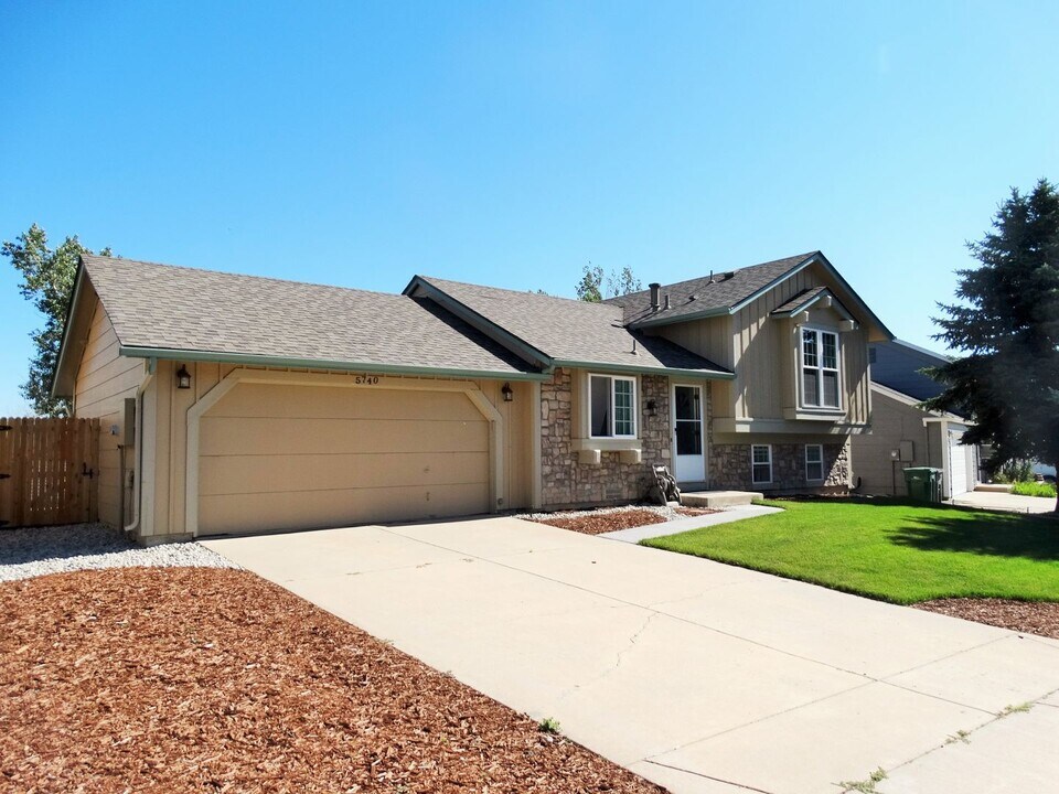 5740 S Nepal Way in Centennial, CO - Building Photo