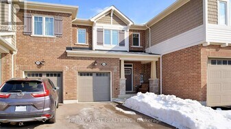 902 Sumac Cres in Milton, ON - Building Photo