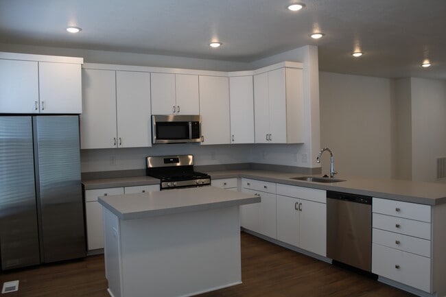 1784 W 200 S St in Pleasant Grove, UT - Foto de edificio - Building Photo