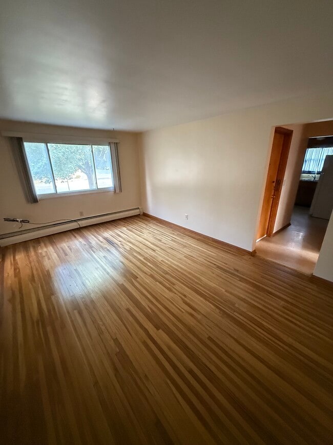 1020 Beach Rd, Unit 3 Lower in Cheektowaga, NY - Foto de edificio - Building Photo