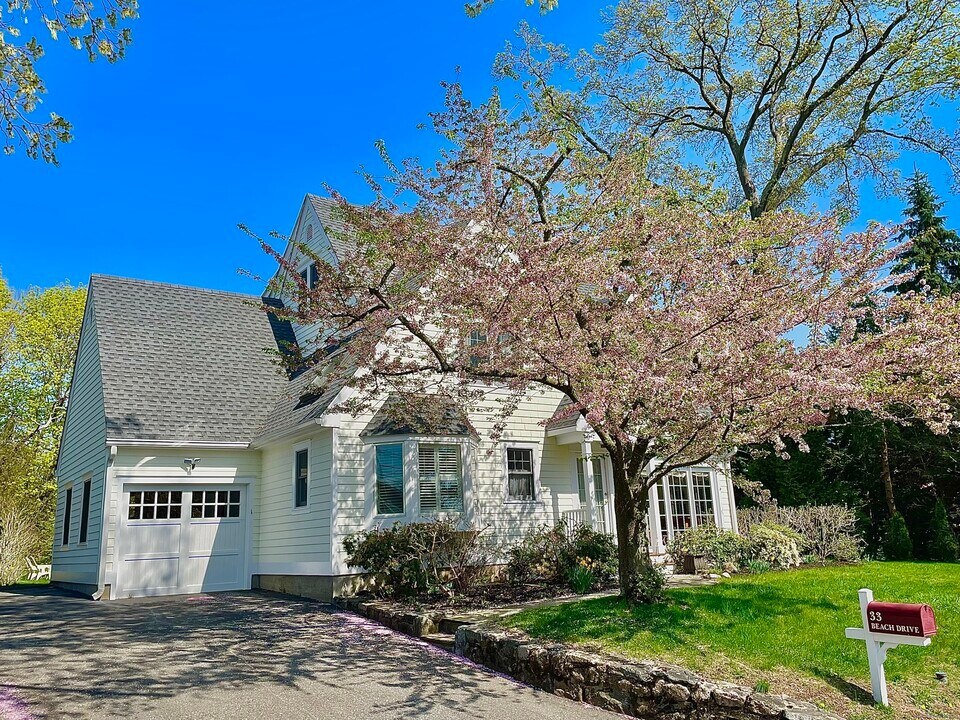 33 Beach Dr in Darien, CT - Building Photo