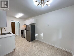 475 Parkside Dr in Waterloo, ON - Building Photo - Building Photo