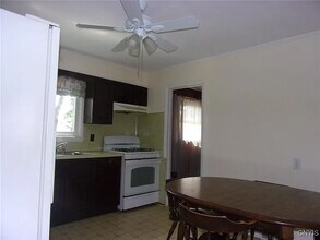 223 W Molloy Rd in Mattydale, NY - Foto de edificio - Building Photo