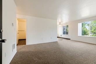 Orchards Apartments in Canby, OR - Foto de edificio - Building Photo