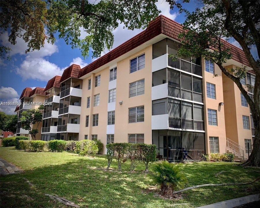 4156 Inverrary Dr in Lauderhill, FL - Building Photo