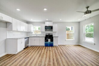 8215 Hanna St in Houston, TX - Foto de edificio - Building Photo