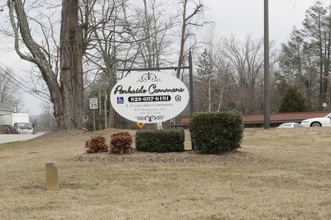 Parkside Commons Apartments in East Flat Rock, NC - Foto de edificio - Building Photo