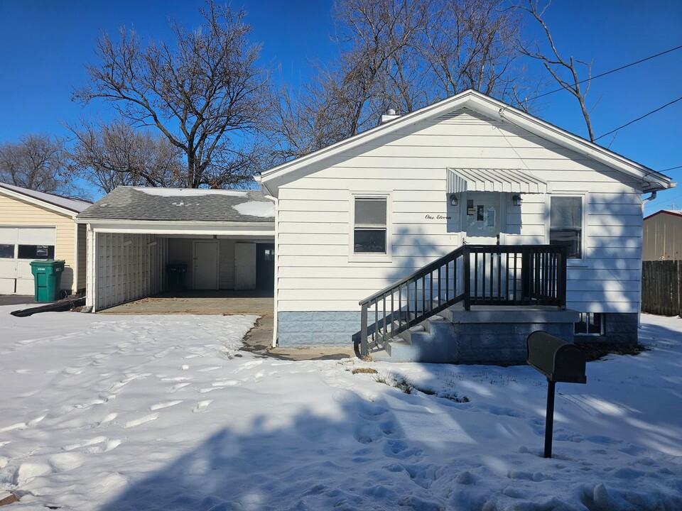 111 W 2nd St in Sauget, IL - Building Photo