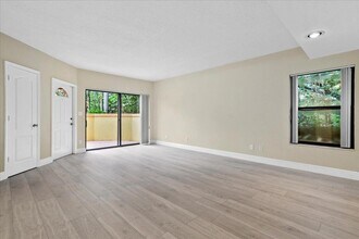 41 Uno Lago Dr in North Palm Beach, FL - Building Photo - Building Photo