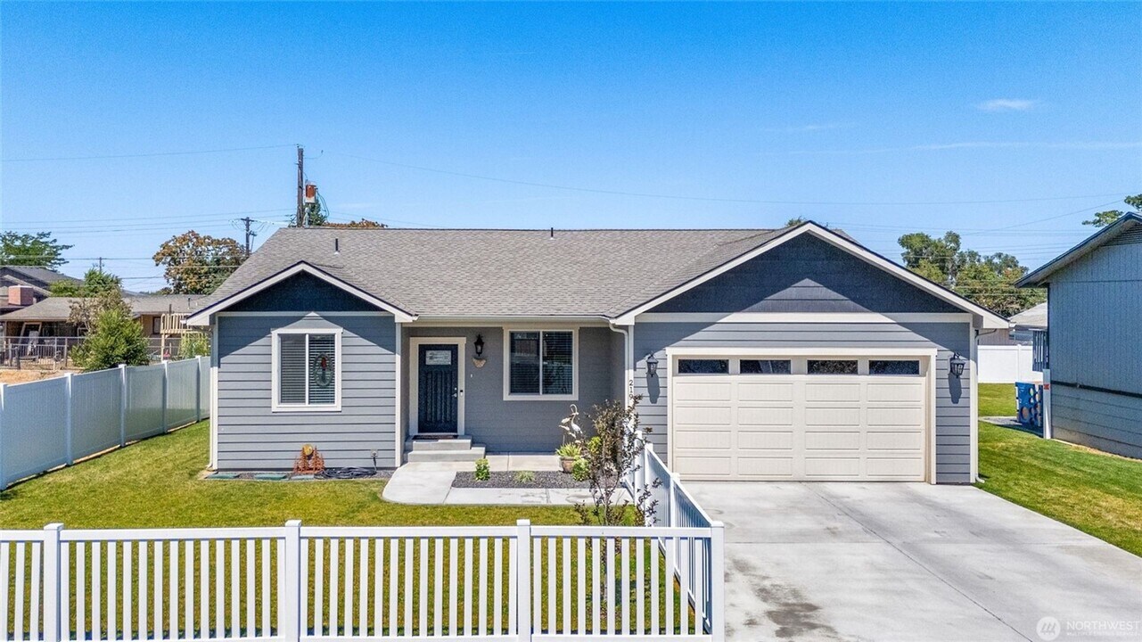 219 Sybel St in Moses Lake, WA - Building Photo