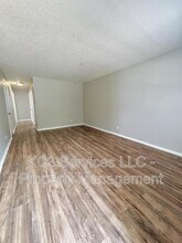 1023 SW Kingscross Rd in Blue Springs, MO - Building Photo - Building Photo