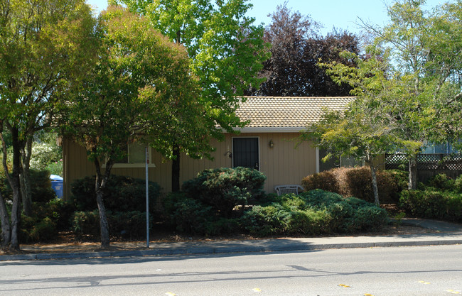 1725 Mission Blvd in Santa Rosa, CA - Foto de edificio - Building Photo