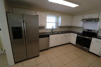 7825 Birchwood Dr in Port Richey, FL - Building Photo - Building Photo